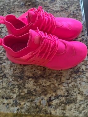 Women’s Nike Presto Sneakers in Bright Pink
